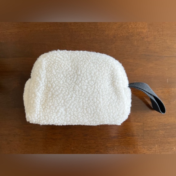 Kate Spade | White Faux Sherpa Cosmetic Bag Makeup Travel Pouch Wristlet Clutch - Picture 2 of 7
